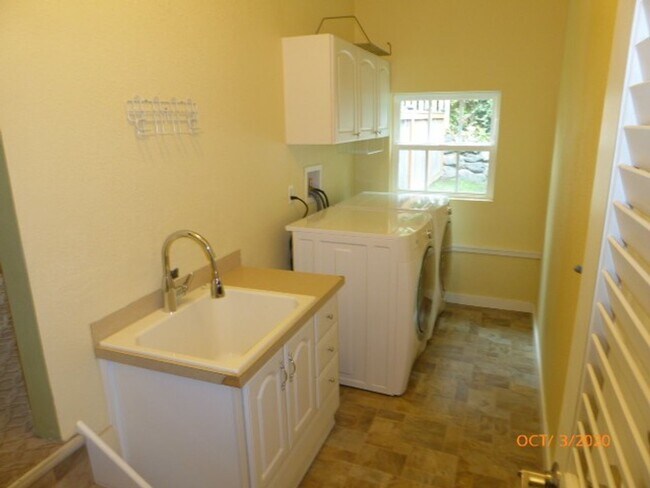 Building Photo - Beautiful 2 Story 3 Bed 2.5 Bath