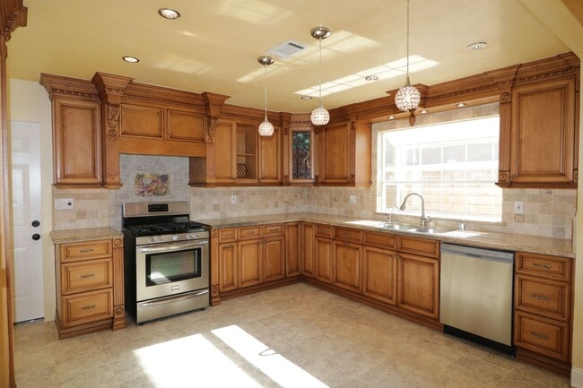 Building Photo - Beautiful West Hills Pool Home For Lease!