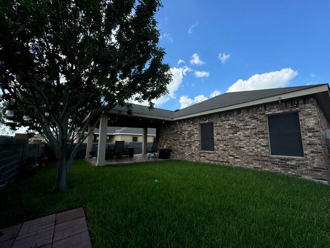 Building Photo - 411 Windmill Palm Dr