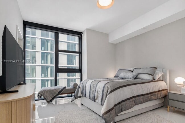 Building Photo - 700 NE 24th St