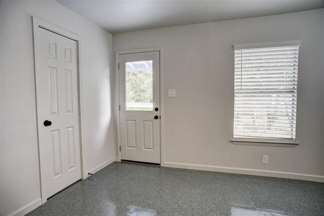 Building Photo - 601 Elm St