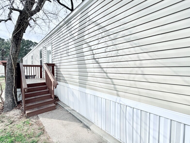 Building Photo - 117 Betty St