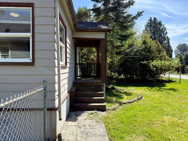Building Photo - Shoreline House