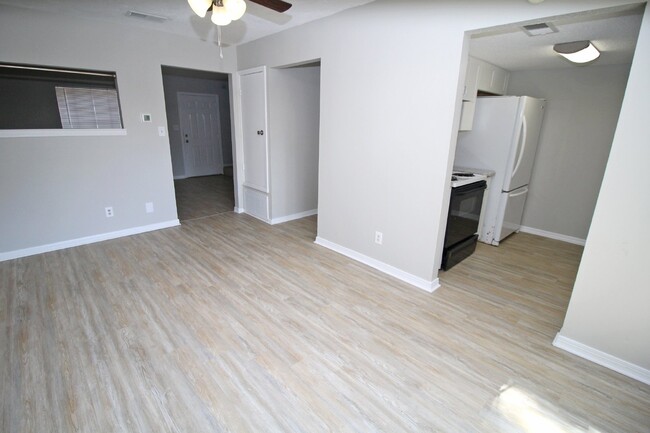 Building Photo - Charming & Convenient 3-Bedroom Townhome i...