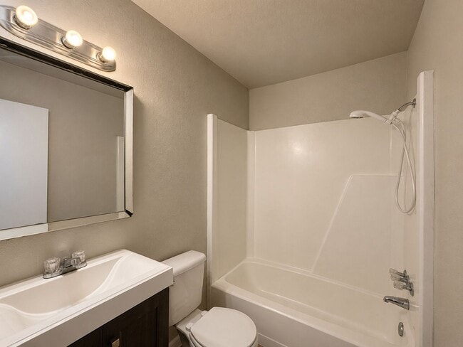 Building Photo - Remodeled 2 Bed/ 1.5 Bath Townhouse in Batesville!