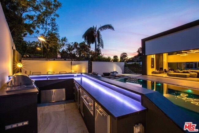 Building Photo - 2210 Bowmont Dr