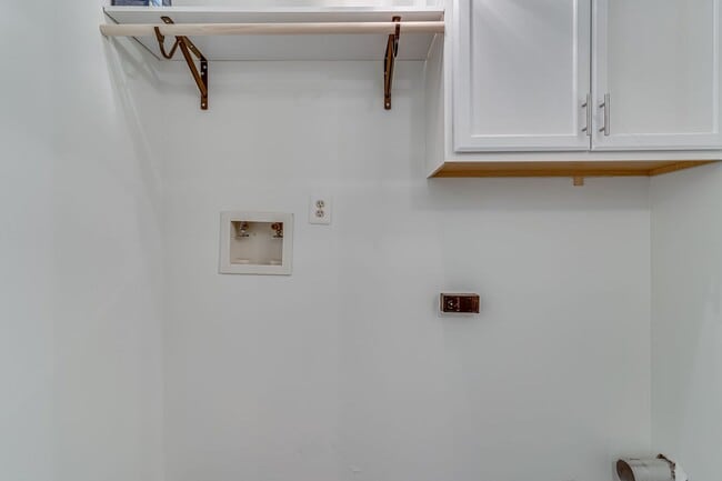 Building Photo - Gorgeous Single Family Home on a Cul-de-Sac!