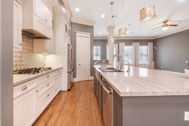 Building Photo - 212 W 6th St