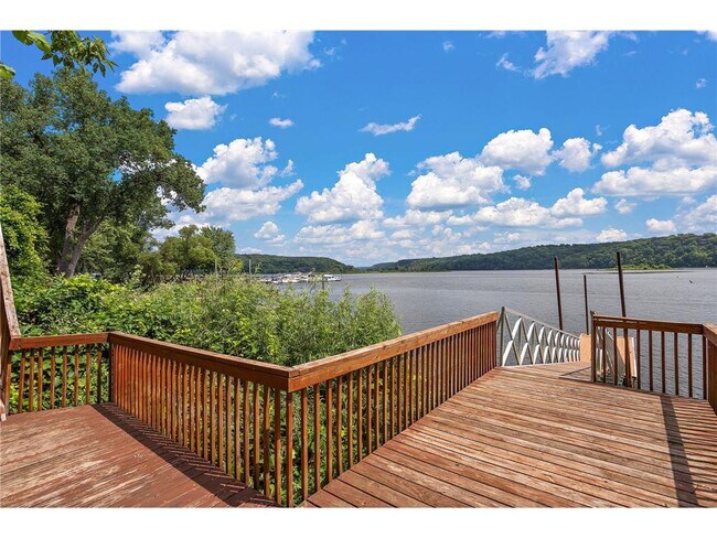 Building Photo - 118 Lakeside Dr