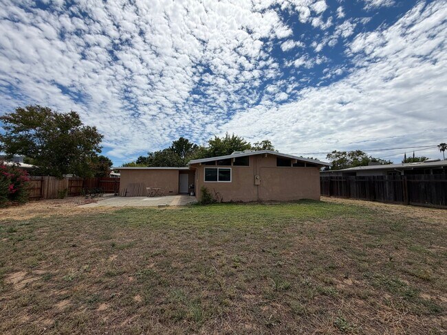 Building Photo - Cute 3 bedroom house in