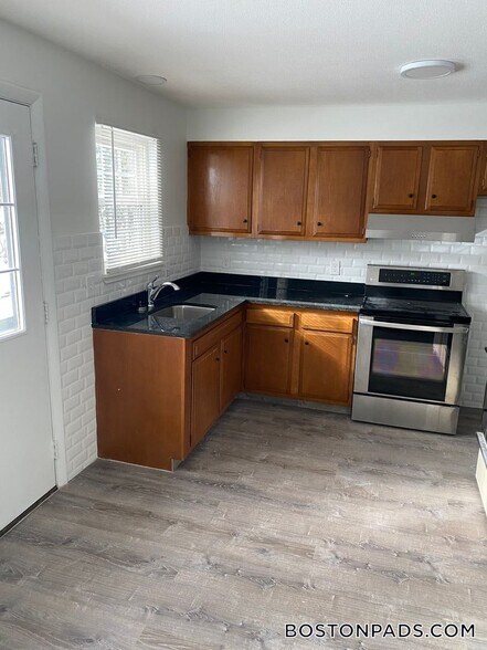 Primary Photo - 221 West St