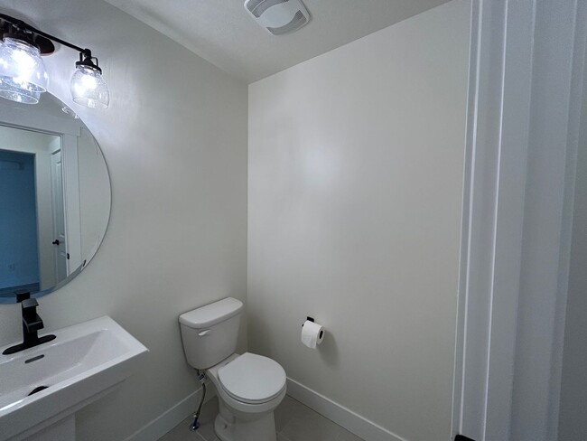 Building Photo - 2 Bedroom 2.5 Bathroom 55+ community