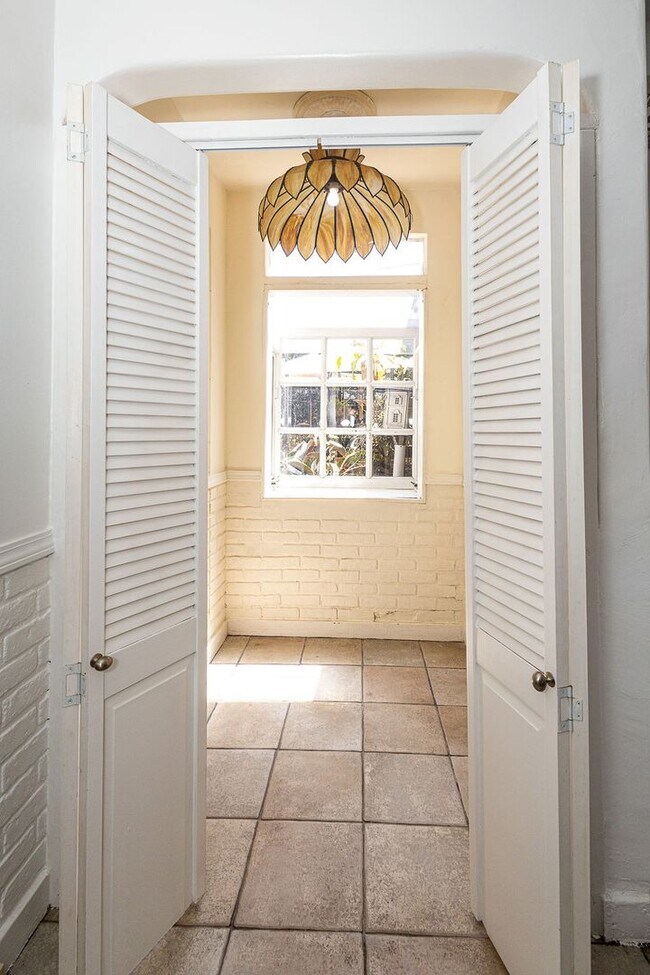 Building Photo - Warm & Welcoming Home Near Melrose with Room to Live, Work & Create