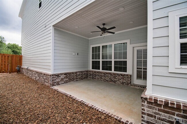Building Photo - 506 W Persimmon St