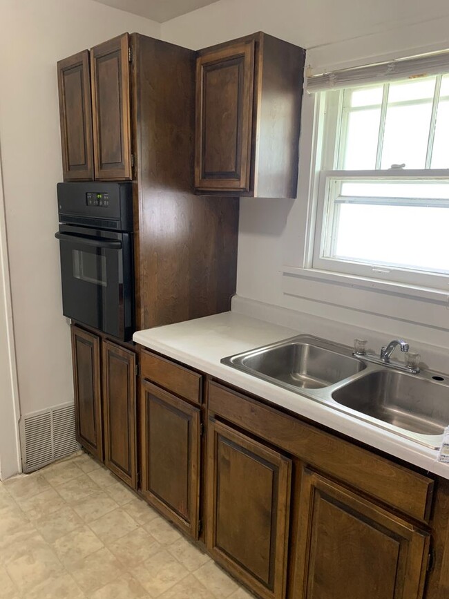 Building Photo - 2 Bedroom, 1 Bath Located near Downtown an...