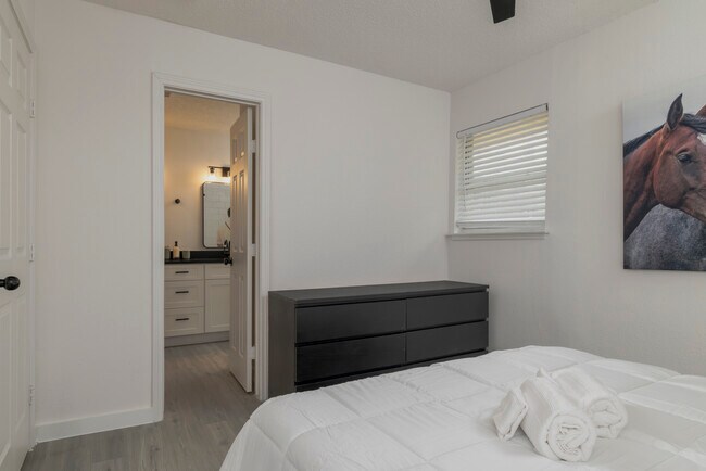 Building Photo - 1704 Kynette Dr