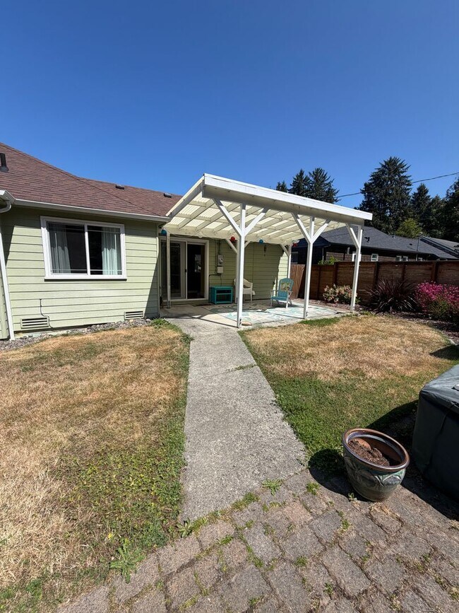 Building Photo - 3521 Harrison Dr