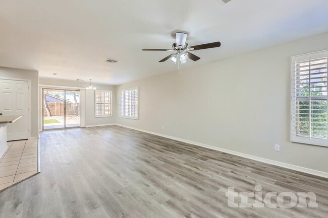 Building Photo - 886 W Desert Hills Dr