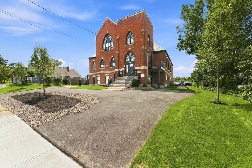 Building Photo - 1568 Lonsdale Ave