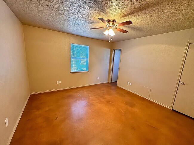 Building Photo - 5204 Hideaway Ct