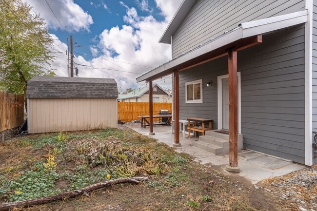 Building Photo - 3 Bedroom, 2 Bathroom Home with Full Finis...