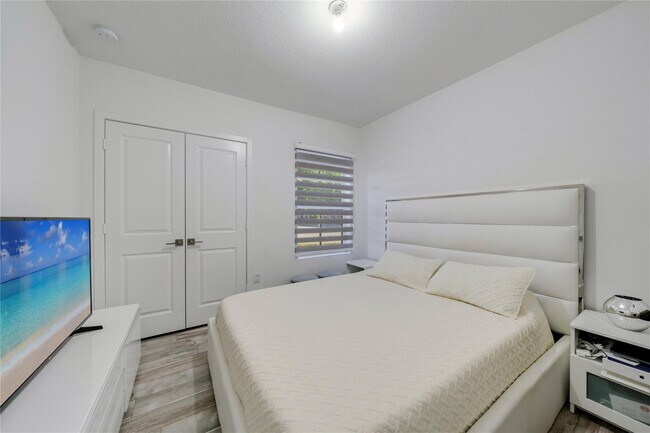 Building Photo - 561 NE 5th Terrace