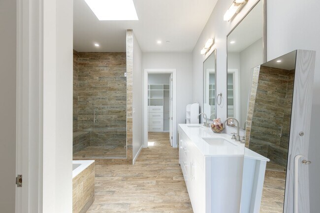 Building Photo - 4 Br 5 Ba with STUNNING VIEWS and Jacuzzi