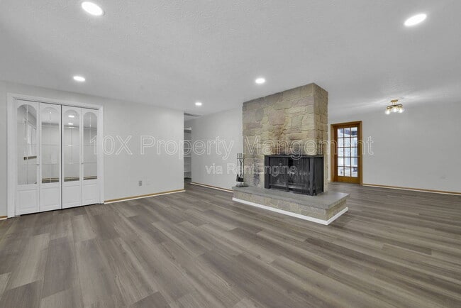 Building Photo - 1638 Parkinson Dr