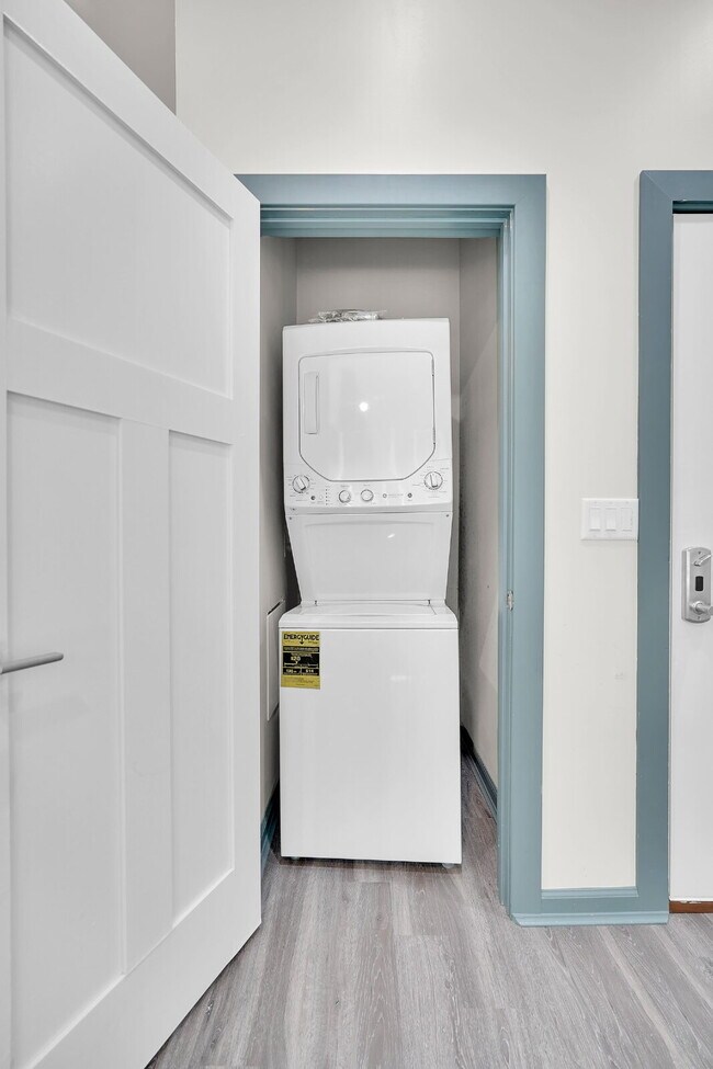 Building Photo - Furnished 2-Bedroom, 2-Bath Apartment near the Medical Campus