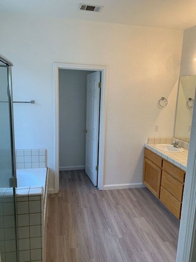 Building Photo - 4 Bedroom 2 Bath Home Available Now!