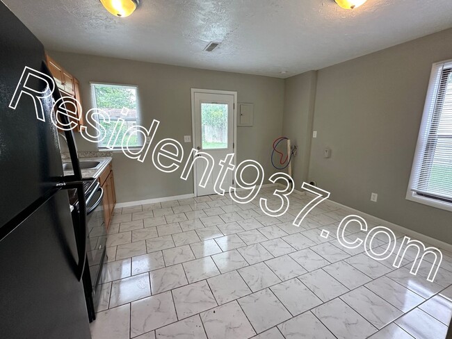Building Photo - 3 Bedroom 1 Bath