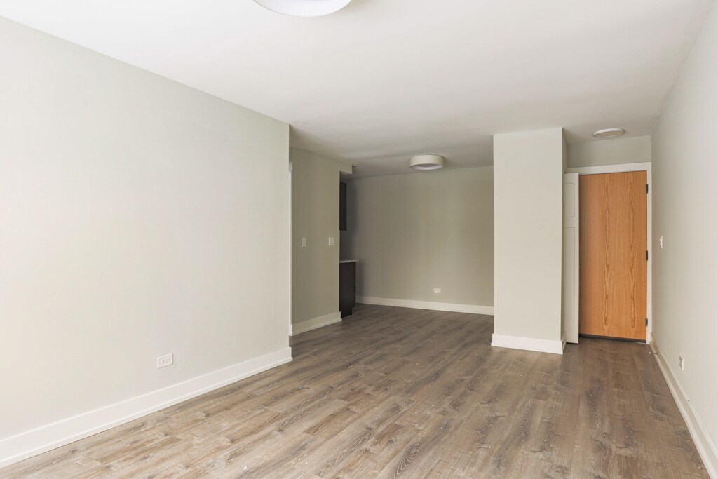 Building Photo - 448 W Barry Ave