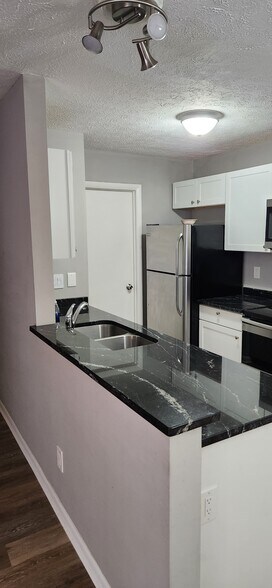 Building Photo - 8854 Eagleview Dr