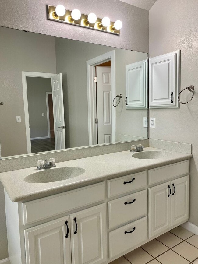 Building Photo - 4 Bed 2.5 Bath in NW OKC // Deer Creek Schools