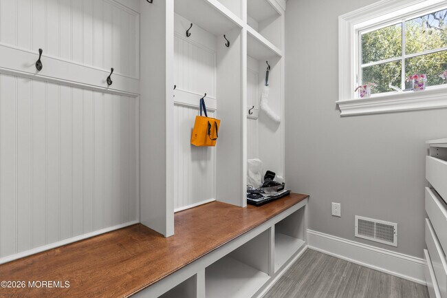 Building Photo - 558 Cedar Ave