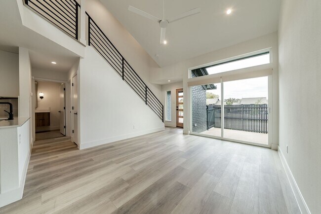 Building Photo - Stunning 2 bed / 2 bath condo in North Austin