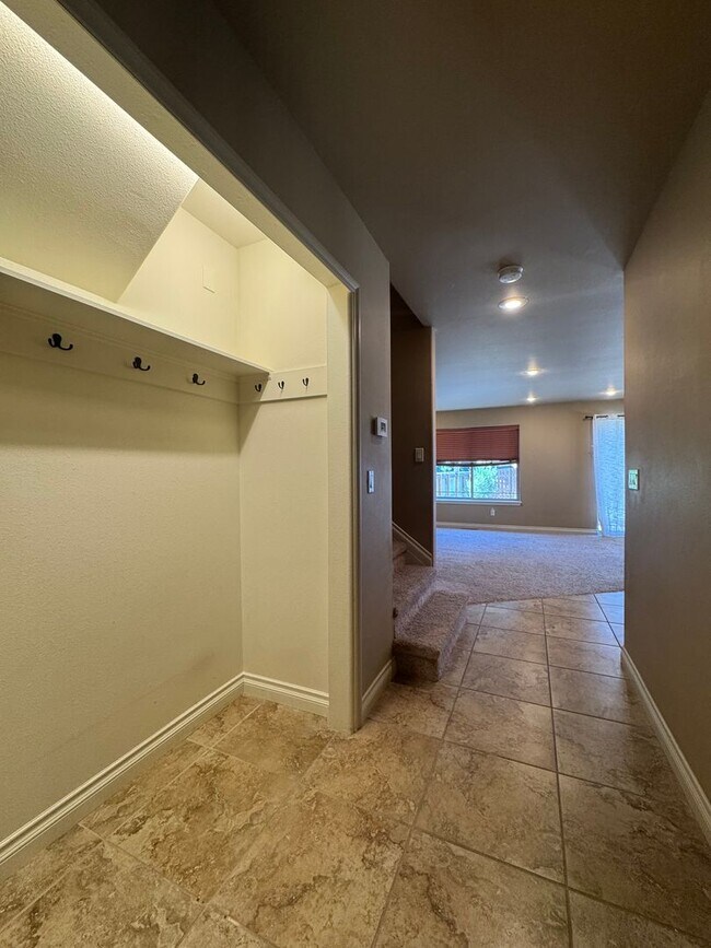 Building Photo - 605 Tamarack St