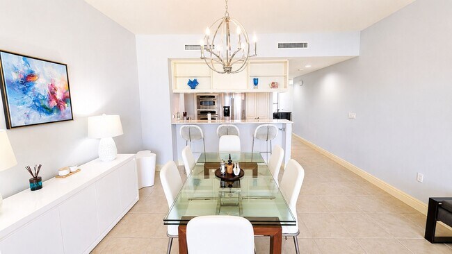 Building Photo - SEASONAL/SHOT TERM/ ANNUAL Turnkey furnished high end condo downtown