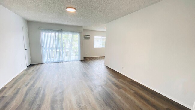 Interior Photo - 20317 Saticoy St