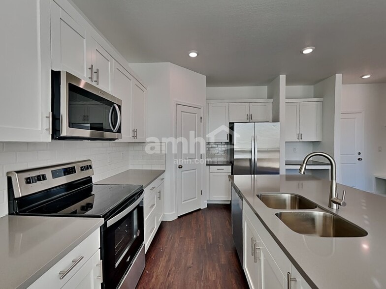 Building Photo - 17119 W Townley Ave