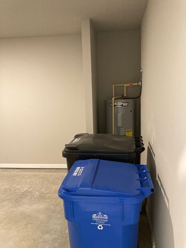 Building Photo - Like new 3 bedroom, 2.5 bathroom, 1 car ga...