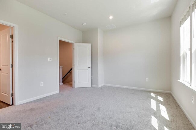 Building Photo - 188 Woodgate Cir