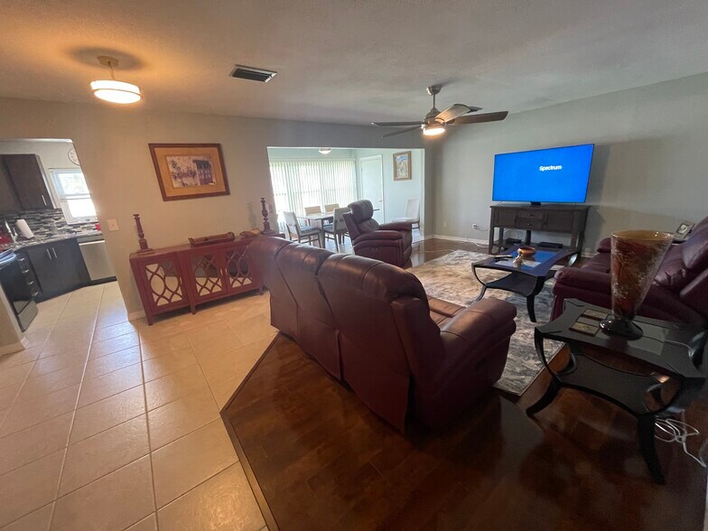 Spacious living room - 218 Dogwood Cir