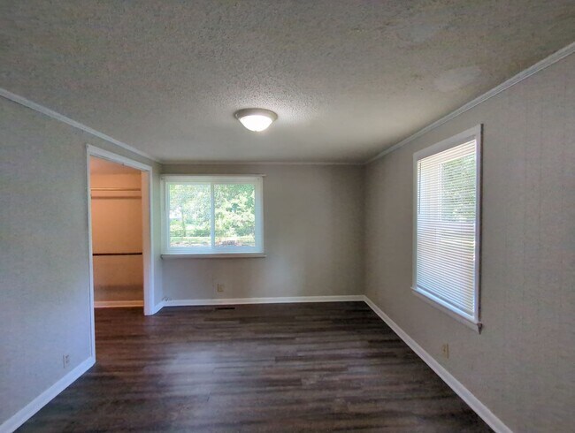 Building Photo - East Ridge 2 Bedroom House