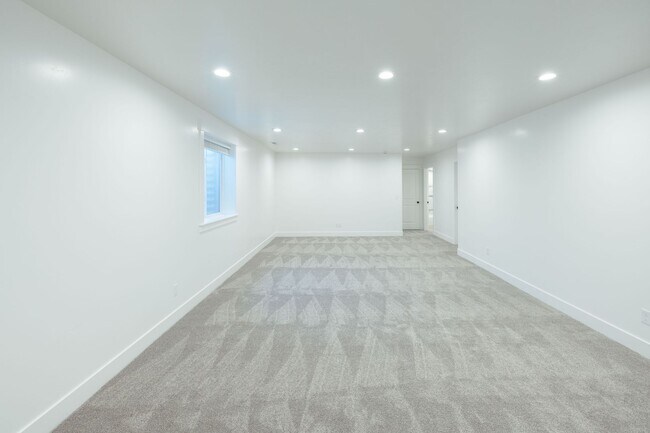 Building Photo - $500 off first month's rent. If rented before the end of AUGUST!!BRAND NEW 5 BED 3 BATH TWIN HOME