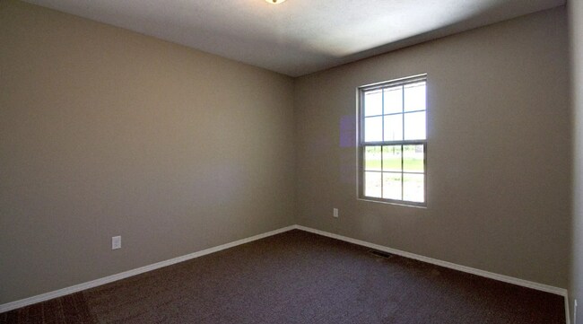 Building Photo - Fenced in 3 Bedroom Duplex in Monte Cristo