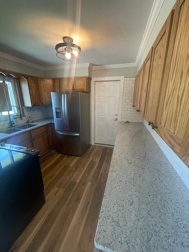 Updated granite countertops - 4384 Walton Plz