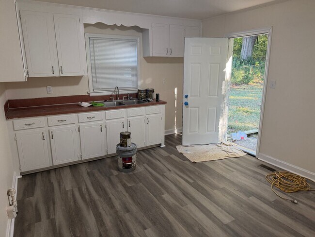 Building Photo - Adorable 2 Bedroom Home with Bonus Room!