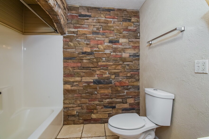 Building Photo - 134 Oak Landing Dr S