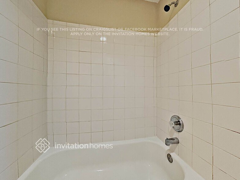 Building Photo - 1047 Lakeview Oaks Dr